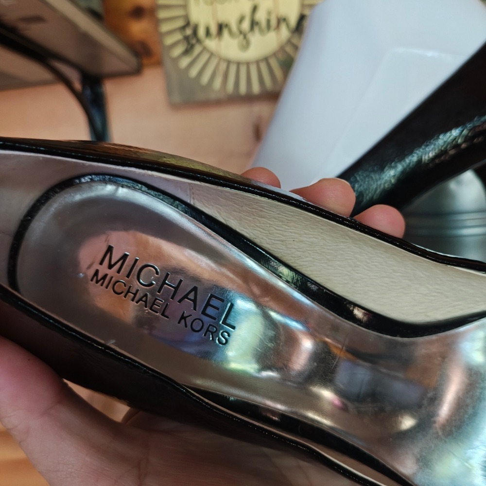 Michael Kors Black Crinkle Patent Leather Mid Classic Pumps Gold Logo Heels 6.5M - Picture 11 of 11